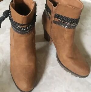 Via Pinky 5.5 Camel Side Zipper 3” Heel Ankle Boot Ladies Chain Rope Wrap